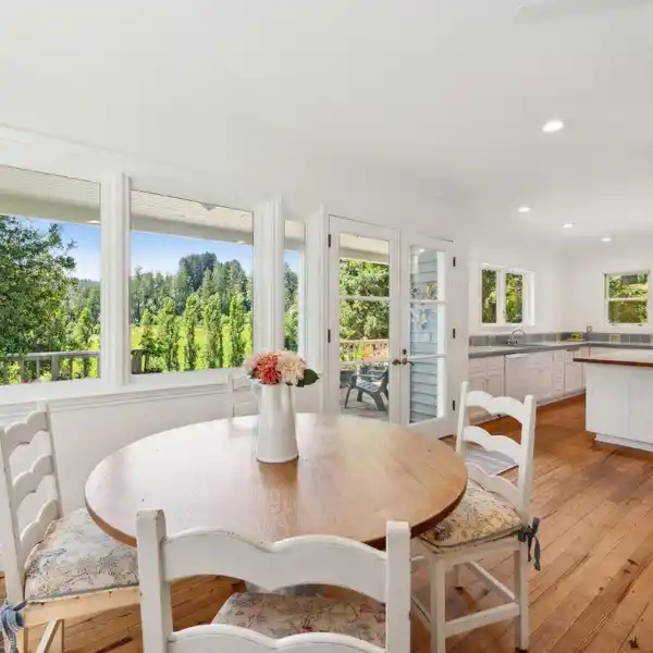 CHARMING FARMHOUSE IN WEST DRY CREEK