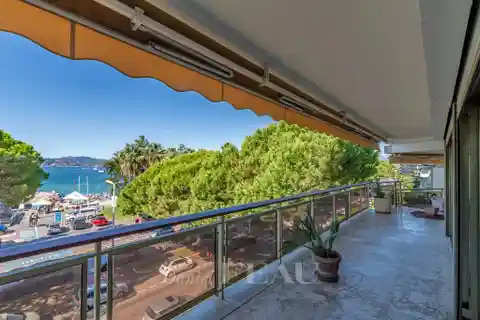 Sunlit Cannes Apartment with Expansive Sea Views