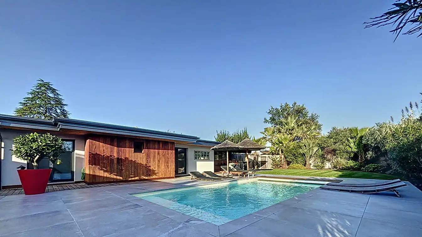 Single-level Contemporary Villa in the Heart of the Bourghail District