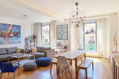 Southwest-Facing Charm in Convention District