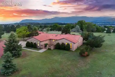Rare Gem with Mountain Views and Guest House