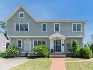 Garrison Colonial in Kelwyn Manor