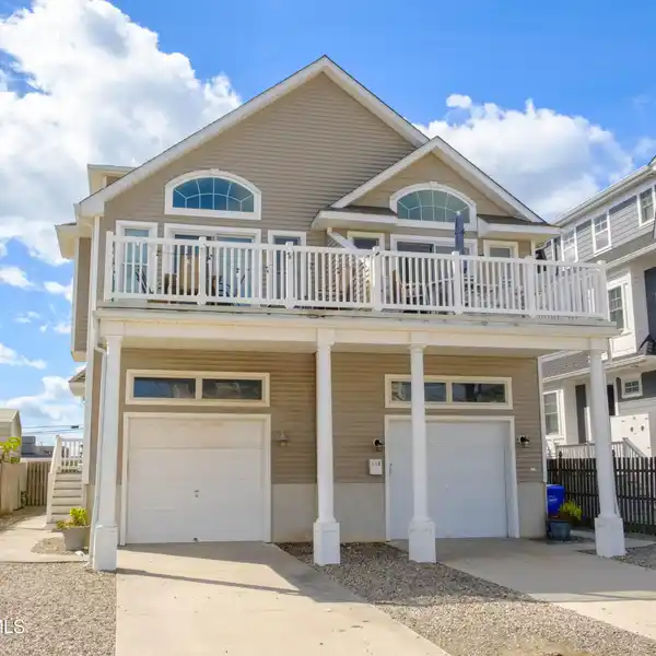 THREE-LEVEL HOME ONE BLOCK TO THE BAY