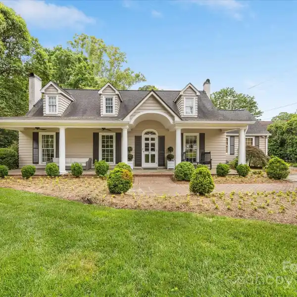 CHARMING MYERS PARK HOME