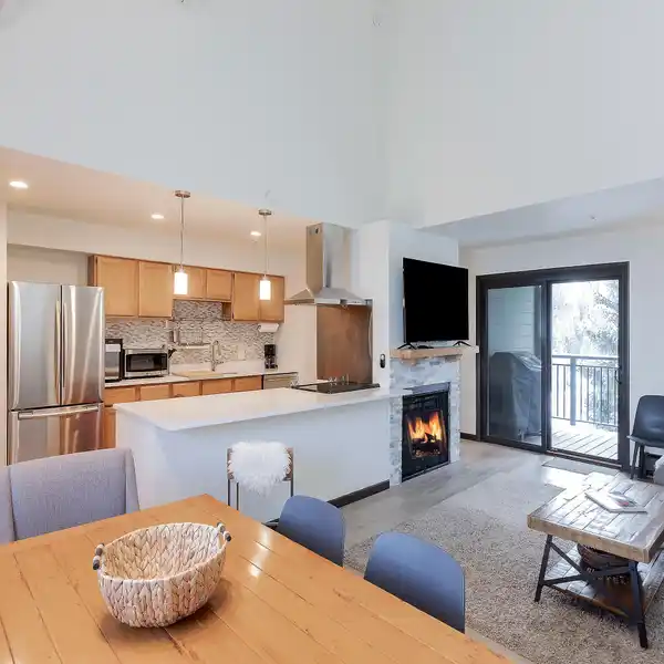 WELL-APPOINTED THREE BEDROOM CONDO IN THE SANDSTONE NEIGHBORHOOD