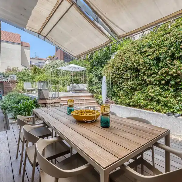 UNIQUE TWO-STOREY VILLA IN THE HEART OF CANNES