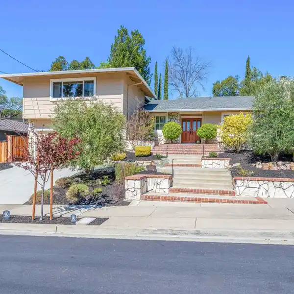 BEAUTIFUL HOME IN A CONVENIENT LOCATION