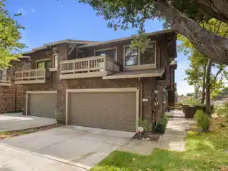 Spacious End-Unit Townhome in Antelope Hills
