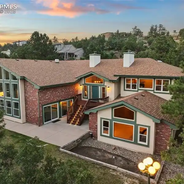 LUXURY AND COMFORT ON A PRIVATE CUL-DE-SAC