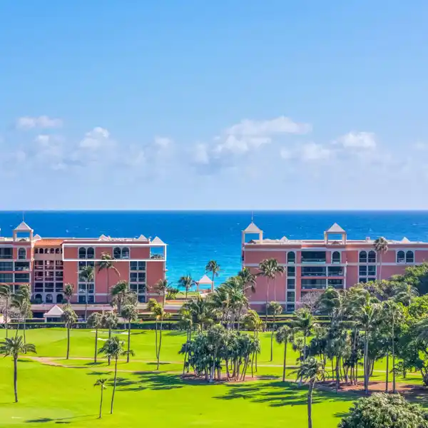ELEGANT PENTHOUSE OVERLOOKING CITY SKYLINE AND OCEAN