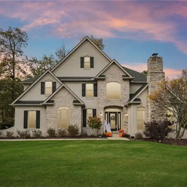 ELEGANT COMFORT IN A SMART HOME RETREAT