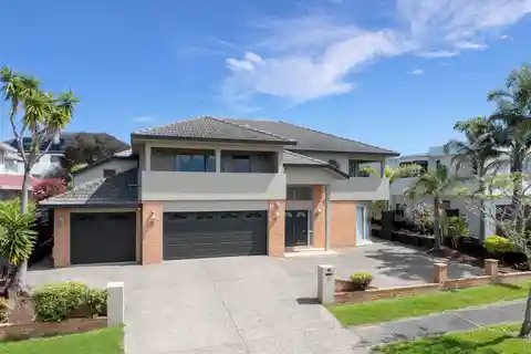 Grand Cul-De-Sac Estate with Spa Retreat Touches