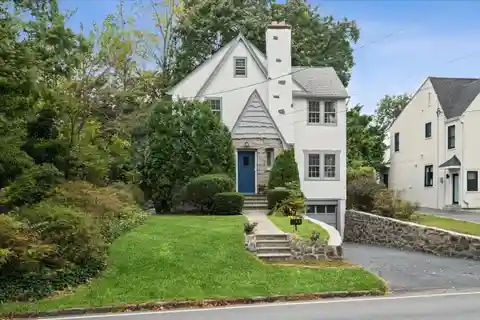 Welcoming Scarsdale Home