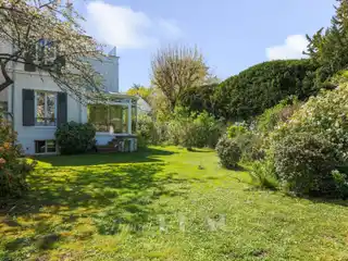 Spacious Property with Garage and Studio