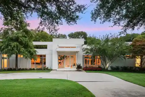 Iconic Estate in the Bluffview Area