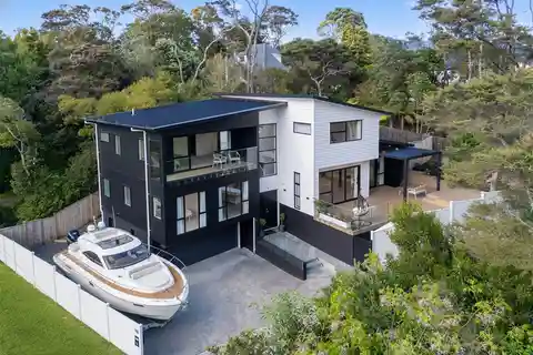 Waterfront Elegance with Bespoke Modern Design