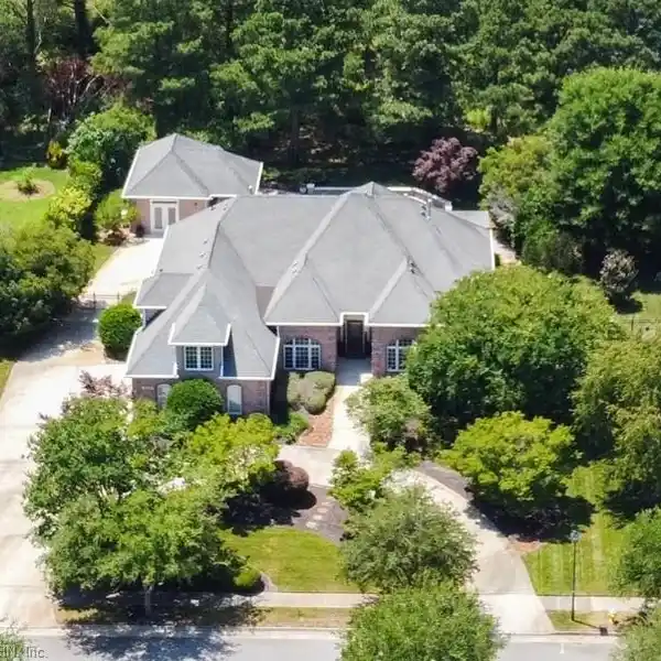 IMPRESSIVE HOME IN INDIAN RIVER PLANTATION