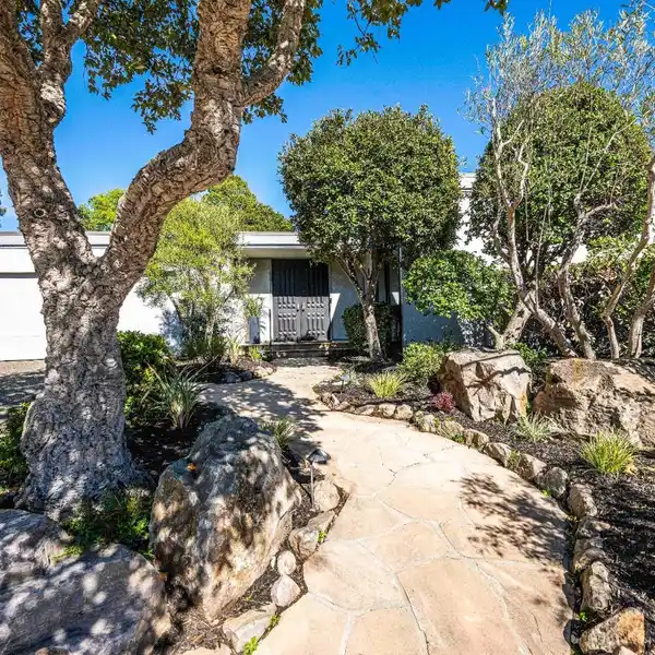 ICONIC SINGLE-LEVEL MID-CENTURY HOME