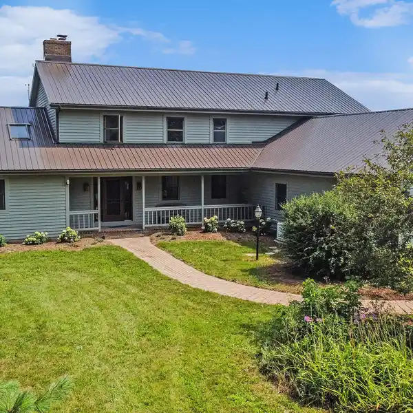 BEAUTIFUL COUNTRY ESTATE ON ALMOST 28 ACRES