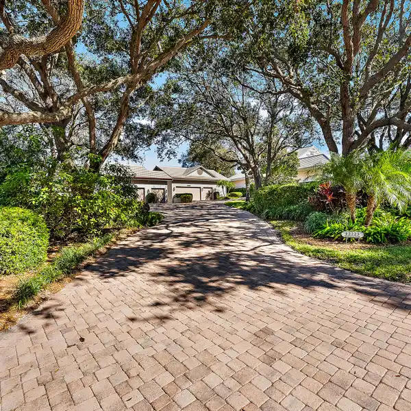 MOVE-IN READY SLEEK CONTEMPORARY