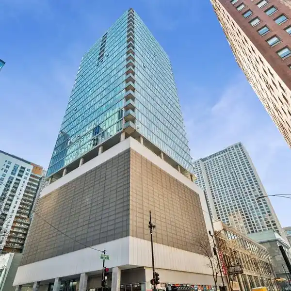 STRIKING TOP-FLOOR PENTHOUSE