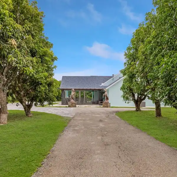 SPRAWLING TEN-ACRE REDLANDS PROPERTY