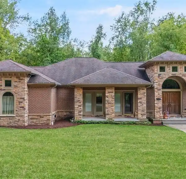 EASY AND ELEGANT ONE-LEVEL LIVING