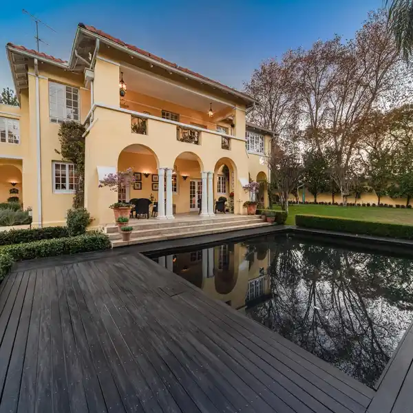 GLAMOROUS VINTAGE-CONTEMPORARY HOME IN HOUGHTON ESTATE