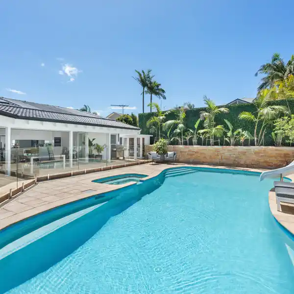 EXQUISITE RESIDENCE ON ESTATE-LIKE GROUNDS