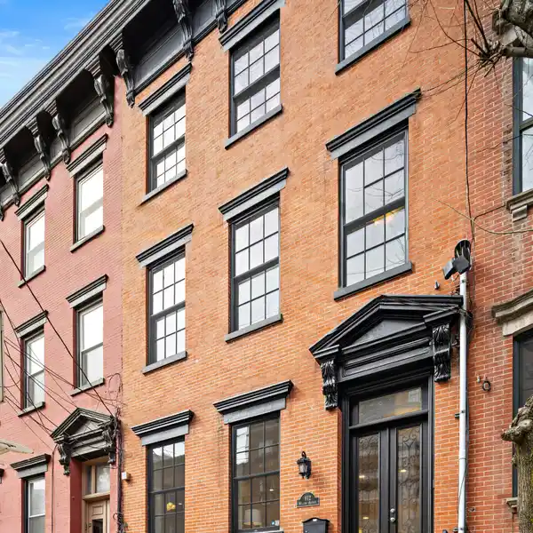 LARGE TURN-KEY TOWNHOUSE