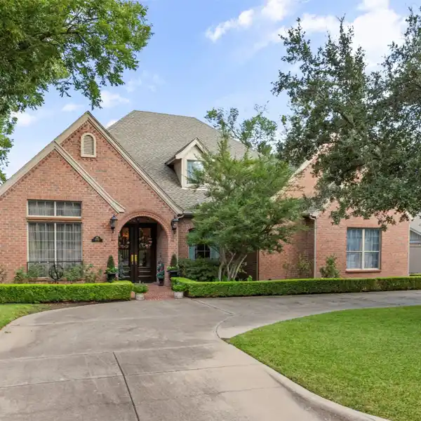 PRIVATE LAKEFRONT LIVING IN RIDGLEA HILLS