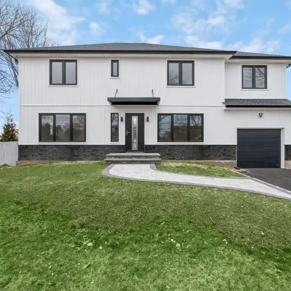 MODERN ELEGANCE WITH THOUGHTFUL DESIGNER RENOVATION