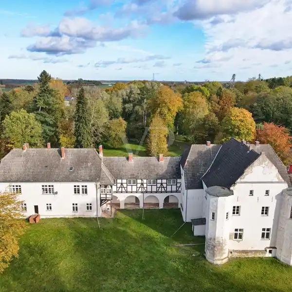 EXPANSIVE HISTORIC CASTLE DATING TO 1387