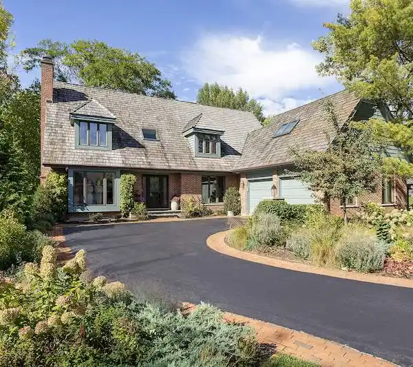 LUXURIOUS CUSTOM HOME IN EAST GLENVIEW