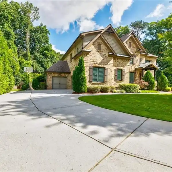 ELEGANT CUL-DE-SAC HOME WITH ENTERTAINER’S TERRACE LEVEL