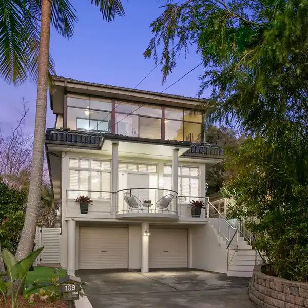 DUAL-LEVEL RESIDENCE IDEAL FOR MULTI-GENERATIONAL LIVING