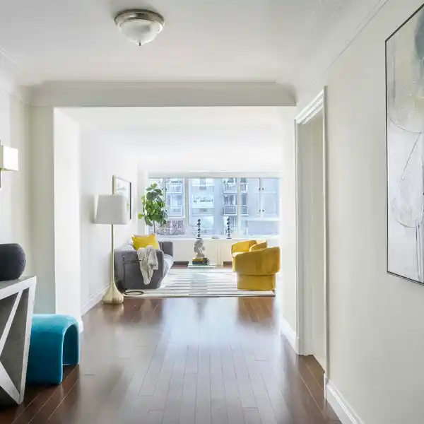 SOPHISTICATED SUNLIT HOME IN MANHATTAN HOUSE