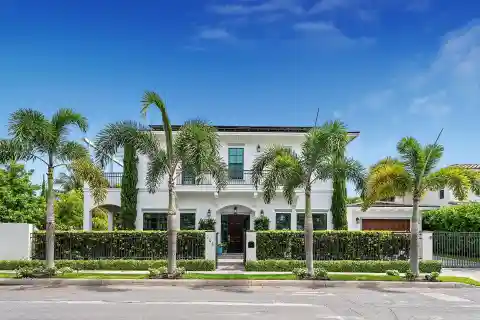 Island-Inspired Classic Near Downtown Amenities