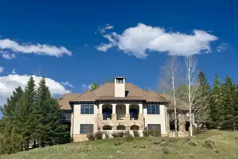 Luxury Mountain Living in Prestigious Cordillera