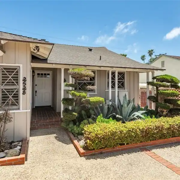 CHARMING CUL-DE-SAC GEM NEAR THE COAST