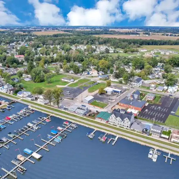 BEAUTIFUL WATERFRONT HOME IN DESIRABLE HARBOR HILLS