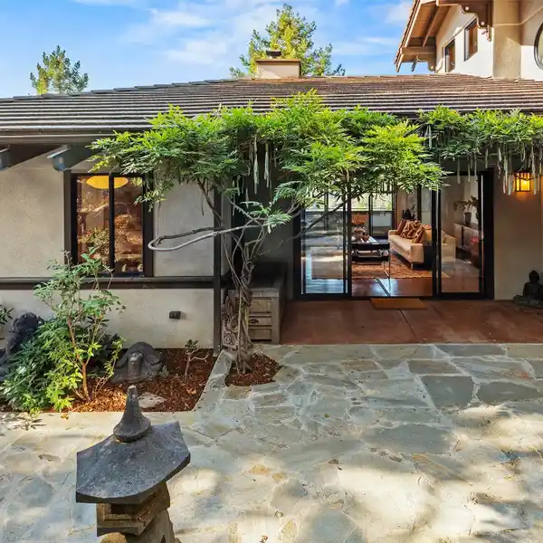 BEAUTIFUL MID-CENTURY RETREAT WITH BAY VIEWS & PRIVACY