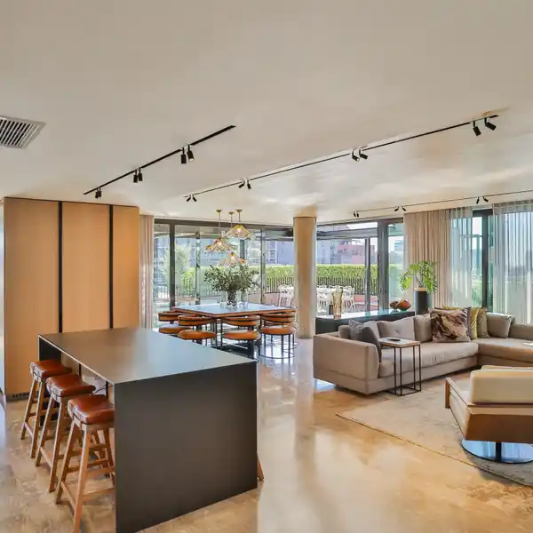 LUXURIOUS PENTHOUSE STYLED APARTMENT