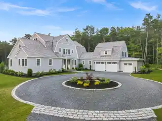 Wonderful Contemporary-Style Gambrel Home