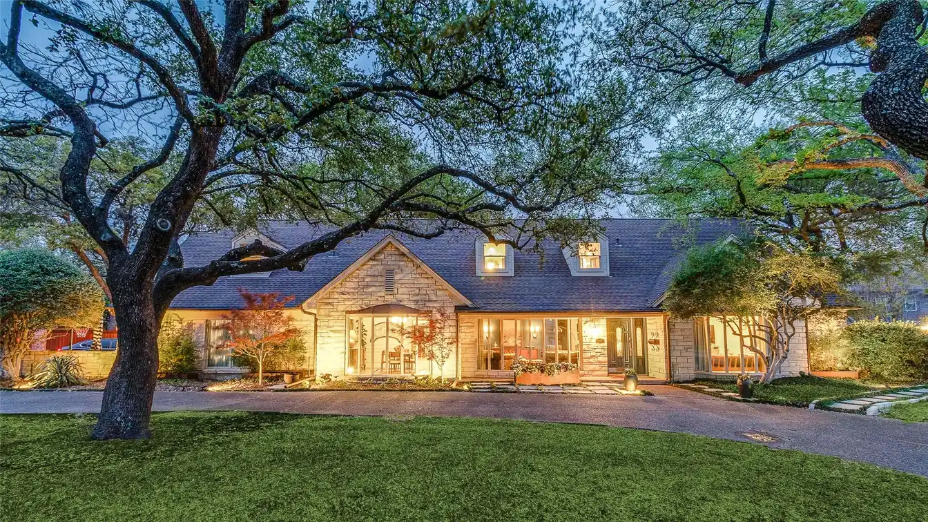 Warm Home in Hockaday Manor