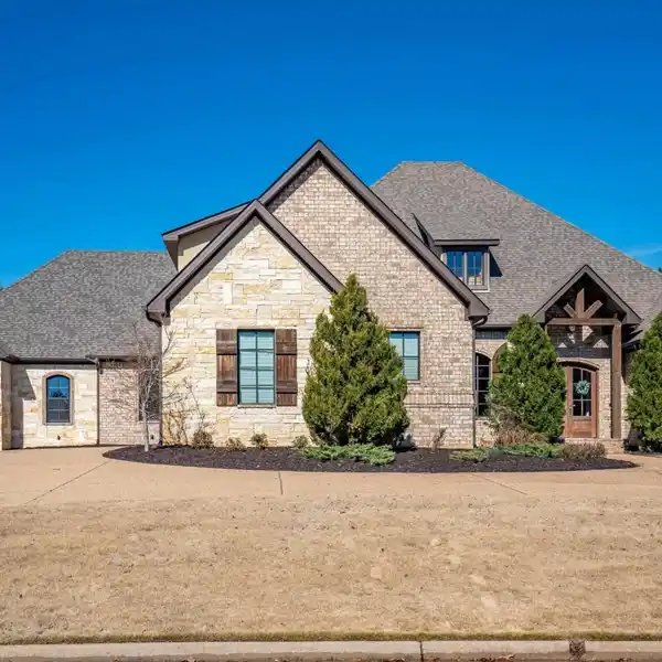 SPRAWLING LUXURY HOME IN AN EXCLUSIVE GATED COMMUNITY