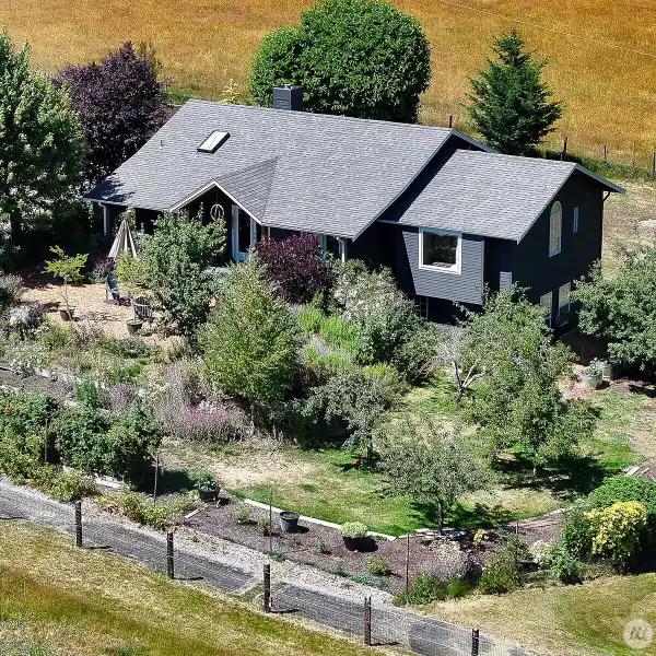 QUINTESSENTIAL ISLAND FARMHOUSE