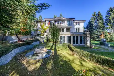 Elegant House with Spacious Landscaped Garden