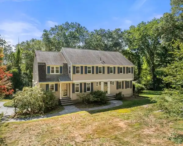 CLASSIC COLONIAL WITH MODERN COMFORTS AND SPACIOUS GROUNDS