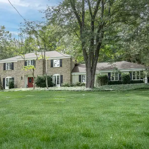 MOVE-IN READY COLONIAL NEAR VIBRANT MORRISTOWN